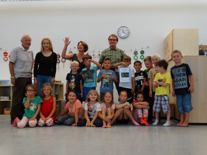 Stolz präsentierten die Montessori-Kinder ihre Urkunde und die "Wander-Fledermaus"-Kinder