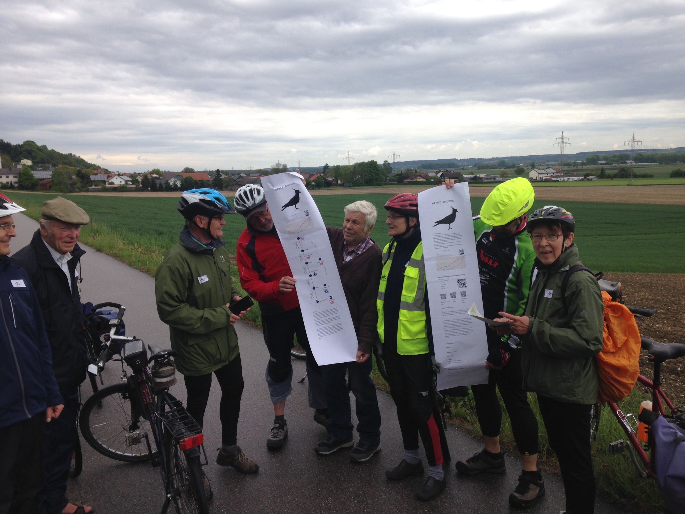 beschriftete Stelen sollen den Radweg begleiten