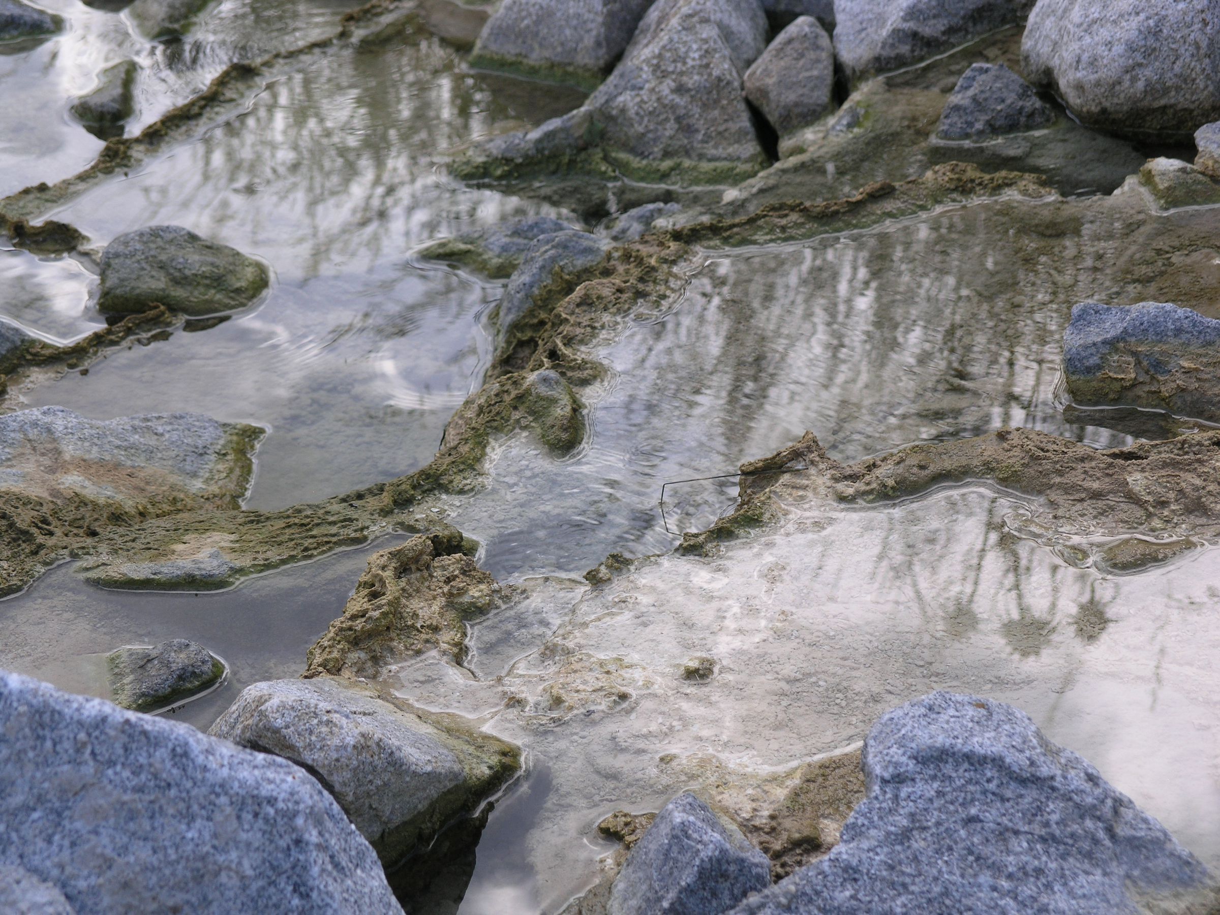 Kalksinter auf Regenwasserrinne neben der Umgehungsstraße