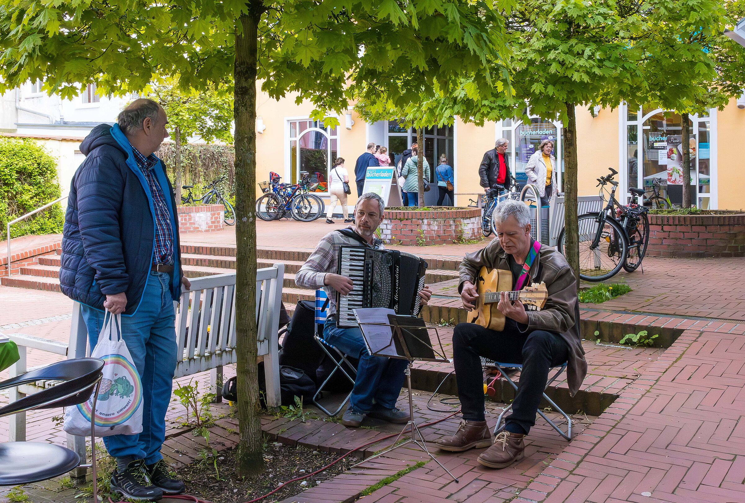 Vor der Tür wurde Musik gemacht